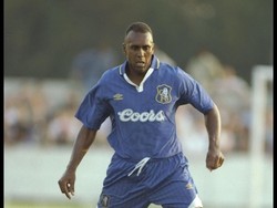David Rocastle sempat membela Arsenal delapan musim sejak 1984 hingga 1992 dan menyumbang 6 gelar, termasuk dua trofi Divisi Satu. Pada 1994, setelah dari Leeds United dan Man City, Rocastle menyebrang ke Chelsea dan mengantar The Blues menjadi runner up Piala Winners 1995. Pada 2001, ia tutup usia (Foto: Allsport UK/Getty Images)