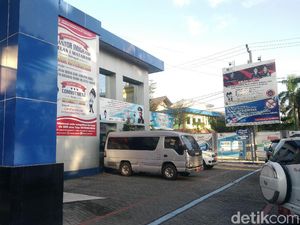 Kena OTT KPK, Baliho Setop Pungli Kakanim Mataram Dicopot Kena OTT KPK, Baliho Setop Pungli Kakanim Mataram Dicopot