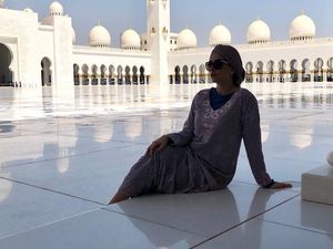 Kunjungi Masjid, Cantiknya Pasangan Paul Pogba Pakai Gamis dan Turban