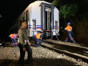 Jalur KA Selatan Bisa Dilalui, 80 Bantalan Rel Sudah Diperbaiki Jalur KA Selatan Bisa Dilalui, 80 Bantalan Rel Sudah Diperbaiki