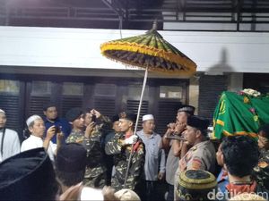 Ribuan Jemaah Antar Pemakaman KH Tolchah Hasan Ribuan Jemaah Antar Pemakaman KH Tolchah Hasan