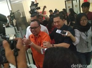 Berbaju Tahanan-Tangan Terborgol, Mustofa Nahra: Alhamdulillah Sehat Berbaju Tahanan-Tangan Terborgol, Mustofa Nahra: Alhamdulillah Sehat