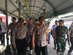 Kapolda Metro Pantau Pengamanan Mudik di Stasiun Gambir Kapolda Metro Pantau Pengamanan Mudik di Stasiun Gambir
