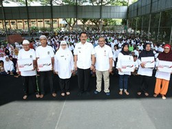 Semringahnya Petugas Kebersihan Banyuwangi Terima Bingkisan Lebaran