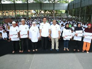 Semringahnya Petugas Kebersihan Banyuwangi Terima Bingkisan Lebaran Semringahnya Petugas Kebersihan Banyuwangi Terima Bingkisan Lebaran