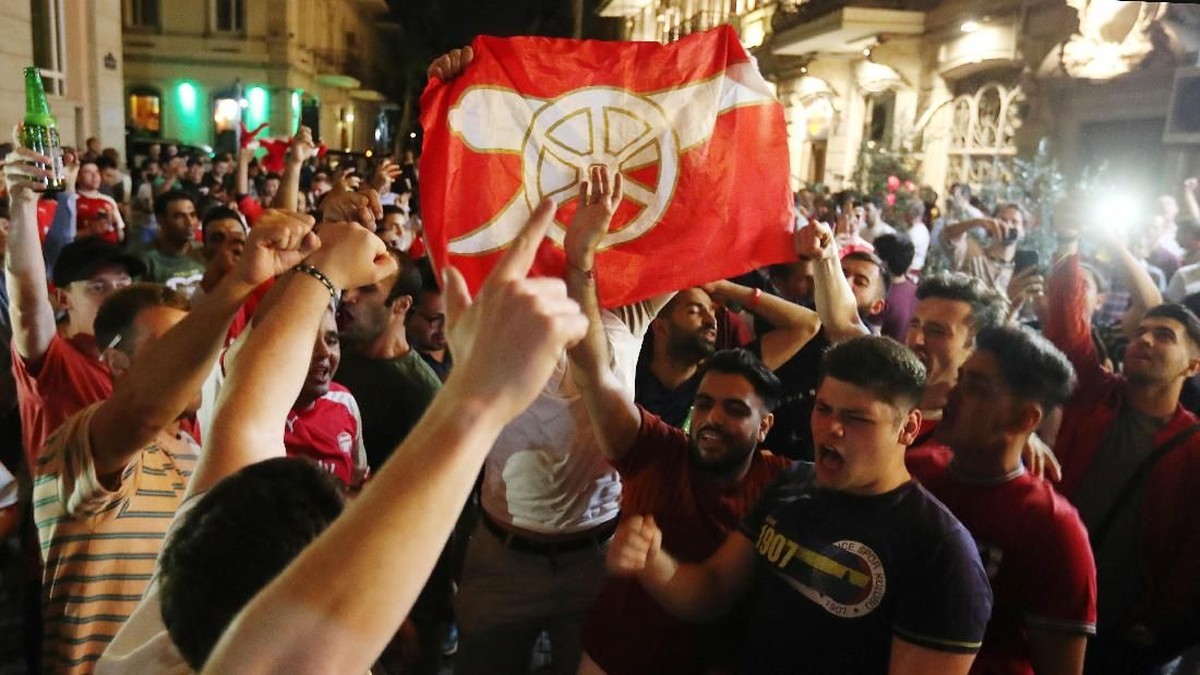 Sekumpulan fans Arsenal di Baku, Azerbaijan. (Foto: Anton Vaganov/Reuters)