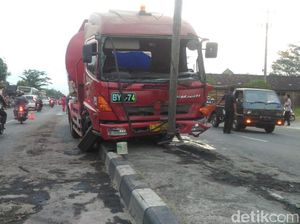 Disalip Bus, Truk Tangki BBM Tabrak Pembatas Jalan di Boyolali