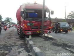 Disalip Bus, Truk Tangki BBM Tabrak Pembatas Jalan di Boyolali