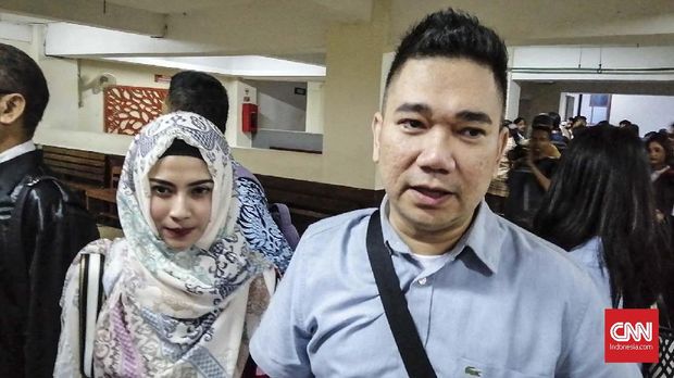 Kuasa Hukum Vanessa Angel, Milano Lubis (kanan).