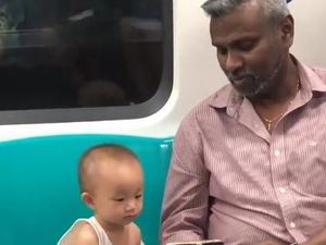 Viral, Balita Nonton Video Bareng Penumpang Asing di MRT Ini Menggemaskan Viral, Balita Nonton Video Bareng Penumpang Asing di MRT Ini Menggemaskan