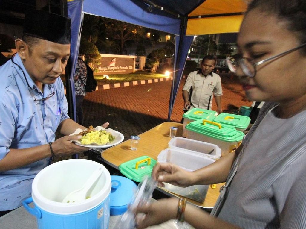 Berbagi Kebahagiaan Ramadhan Lewat Buka Puasa Gratis Berbagi Kebahagiaan Ramadhan Lewat Buka Puasa Gratis