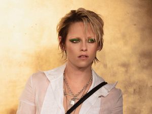Curi Perhatian, Kristen Stewart Tampil Tanpa Alis di Fashion Show Chanel Curi Perhatian, Kristen Stewart Tampil Tanpa Alis di Fashion Show Chanel