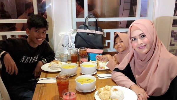 Meggy Wulandari, Istri Kedua Kiwil yang Eksis Kulineran Bareng Keluarga