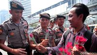 Massa Bagikan Bunga untuk Dukung Polri Usut Kerusuhan 22 Mei
