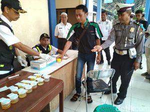Polres Ponorogo Gelar Tes Urine Antisipasi Sopir Ugal-ugalan Polres Ponorogo Gelar Tes Urine Antisipasi Sopir Ugal-ugalan