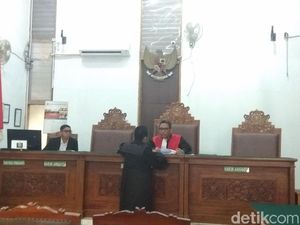 Eggi Sudjana Cabut Gugatan Praperadilan di Sidang Perdana Eggi Sudjana Cabut Gugatan Praperadilan di Sidang Perdana