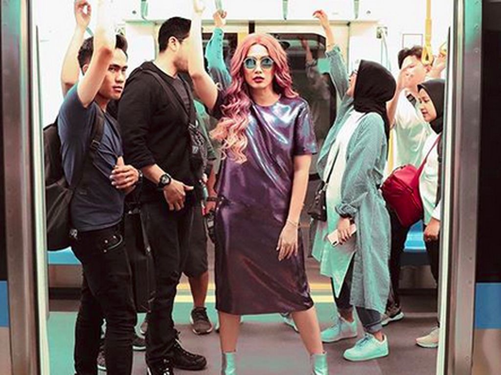 Ussy Tampil Nyentrik Foto di MRT, Ada Hal Ini yang Bikin Salfok Ussy Tampil Nyentrik Foto di MRT, Ada Hal Ini yang Bikin Salfok