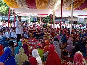 Ribuan Ibu-ibu di Probolinggo Antre Zakat Rp 170 Ribu