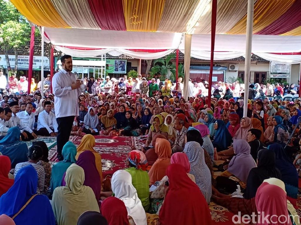 Ribuan Ibu-ibu di Probolinggo Antre Zakat Rp 170 Ribu Ribuan Ibu-ibu di Probolinggo Antre Zakat Rp 170 Ribu