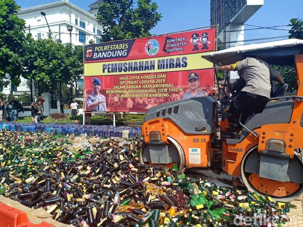 Jelang Lebaran, 39 Ribu Miras di Bandung Digilas Alat Berat Jelang Lebaran, 39 Ribu Miras di Bandung Digilas Alat Berat