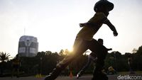 Intip Serunya Ngabuburit Main Sepatu Roda di Monas