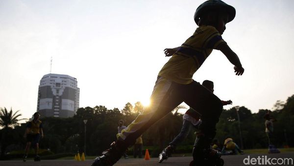 Intip Serunya Ngabuburit Main Sepatu Roda di Monas