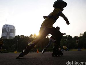 Intip Serunya Ngabuburit Main Sepatu Roda di Monas