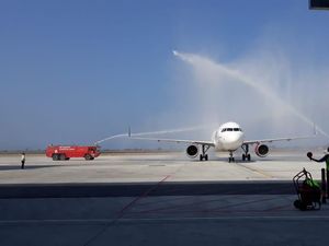 Disemprot Air, Batik Mendarat Perdana di Bandara Baru Yogyakarta