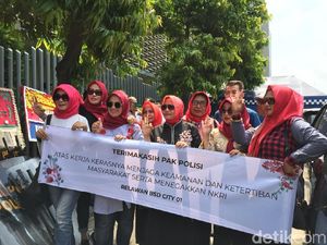 Emak-emak Bagikan Bunga, Sarung hingga Kue ke TNI-Polri di Bawaslu