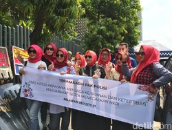 Emak-emak Bagikan Bunga, Sarung hingga Kue ke TNI-Polri di Bawaslu