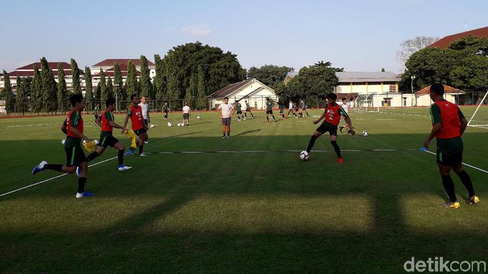 Pemusatan latihan timnas U-23 yang dipersiapkan untuk berlaga di SEA Games 2019, di lapangan UNY (Foto: Ristu Hanafi/detikSport) Pemusatan latihan timnas U-23 yang dipersiapkan untuk berlaga di SEA Games 2019, di lapangan UNY (Foto: Ristu Hanafi/detikSport)