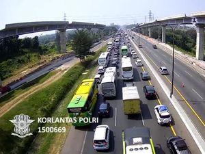Tol Jakarta-Cikampek Macet di Sejumlah Titik, Contraflow Diberlakukan