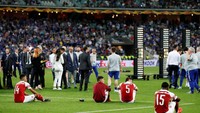 Para pemain Arsenal pun tertunduk lesu mengetahui kegagalan mereka jadi juara juga berujung absennya kembali di Liga Champions musim depan. (REUTERS/Maxim Shemetov)