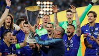 Maurizio Sarri meluapkan kegembiraan usai Chelsea juara Liga Europa. (
