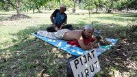Pemudik Melepas Lelah di Rest Area Tol Palikanci