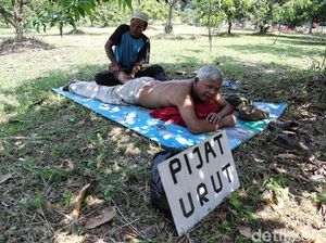 Pemudik Melepas Lelah di Rest Area Tol Palikanci