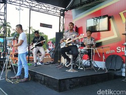 Band Polisi Hibur Pemudik yang Istirahat di Alun-alun Ciamis