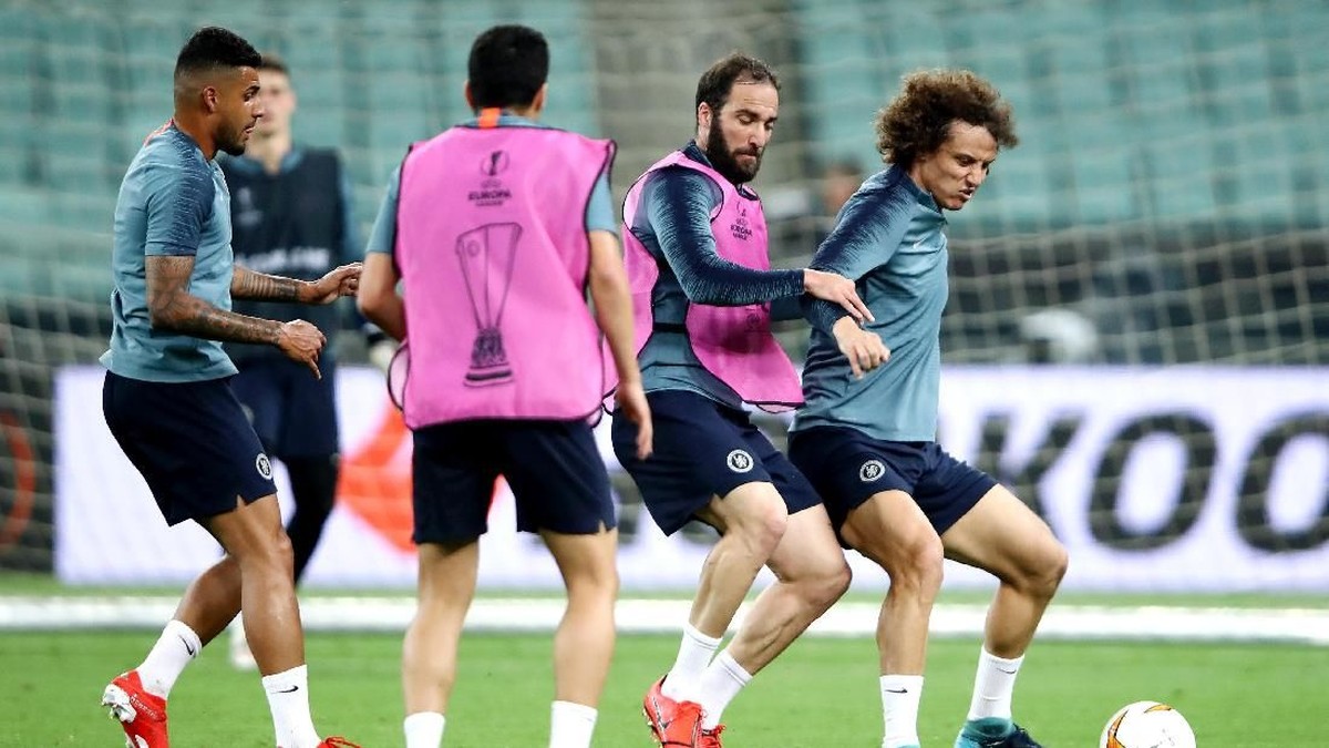 Momen Higuain (dua dari kanan) dan Luiz (kanan) sebelum cekcok di lapangan jelang final Liga Europa. (Foto: Alex Grimm/Getty Images)
