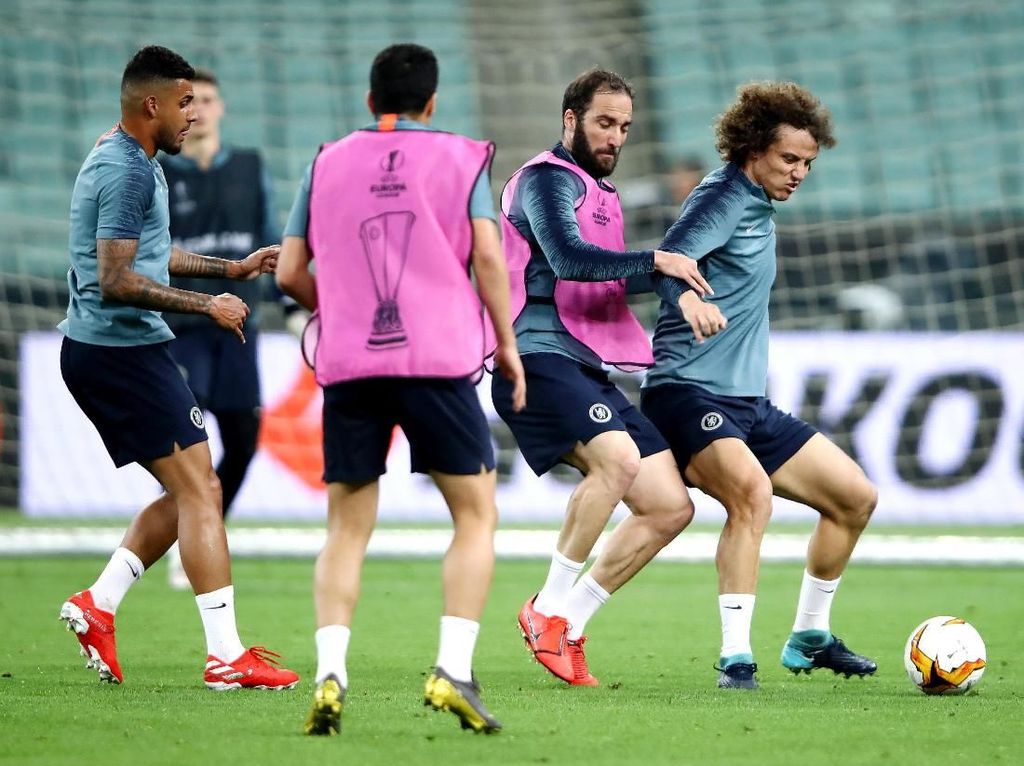 Ribut-Ribut David Luiz dan Higuain Berakhir dengan Kecupan Mesra