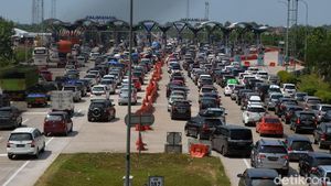 Kendaraan Mengular di Pintu Tol Palimanan