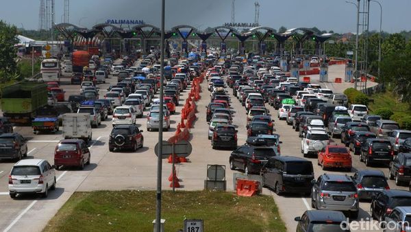 Kendaraan Mengular di Pintu Tol Palimanan