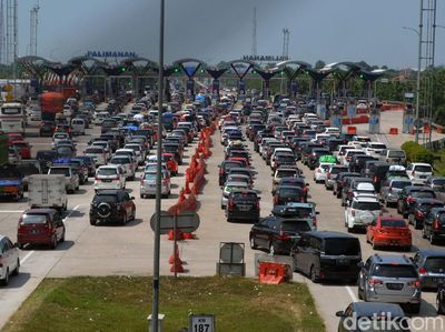 Kendaraan Mengular di Pintu Tol Palimanan