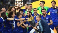 Maurizio Sarri pun berhak tersenyum di akhir musim setelah segala kritik yang mendera serta rumor masa depannya. Trofi Liga Europa dipersembahkan untuk pemain serta fan Chelsea. (Michael Regan/Getty Images)