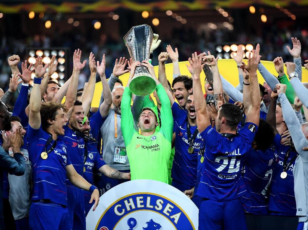 Robert Green: 645 Hari Tak Main, Tiba-Tiba Angkat Trofi Liga Europa Robert Green: 645 Hari Tak Main, Tiba-Tiba Angkat Trofi Liga Europa