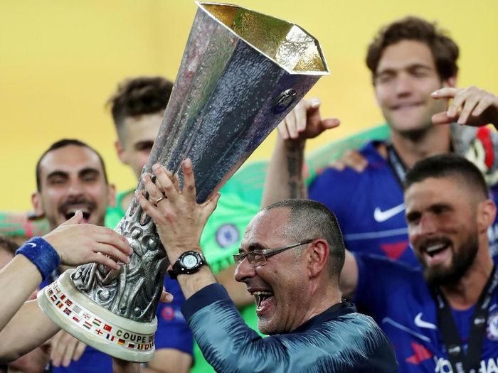 Maurizio Sarri meraih trofi pertamanya setelah Chelsea menumbangkan Arsenal di final Liga Europa (REUTERS/Lee Smith)