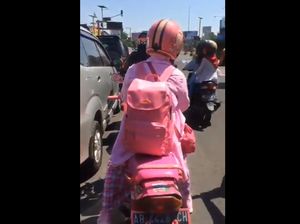 Pengendara Motor Bebek Nyentrik Serba Pink di Yogyakarta