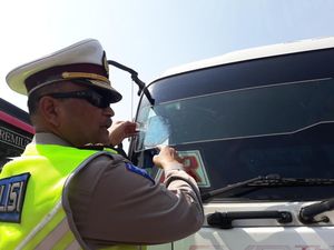 Polisi Tempel Stiker di Truk yang Dapat Dispensasi Lewat Tol Saat Mudik