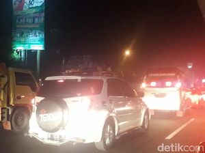 Antrean Kendaraan di Rest Area, Tol Cikampek Padat di Sejumlah Titik Antrean Kendaraan di Rest Area, Tol Cikampek Padat di Sejumlah Titik