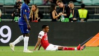 Begitu peluit panjang dibunyikan, pemain Arsenal, Joe Willock, langsung lesu. (Foto: Amr Abdallah Dalsh/Reuters)
