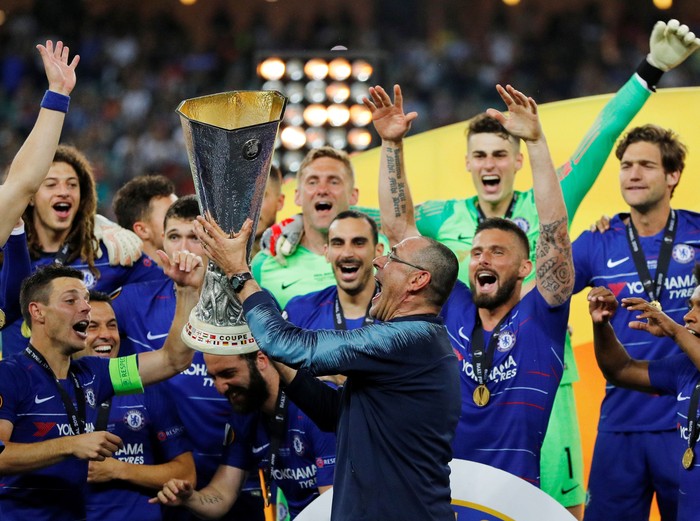 Chelsea vs Arsenal Soccer Football - Europa League Final - Chelsea v Arsenal - Baku Olympic Stadium, Baku, Azerbaijan - May 29, 2019 Chelsea manager Maurizio Sarri celebrates winning the Europa League with the trophy and their players REUTERS/Phil Noble